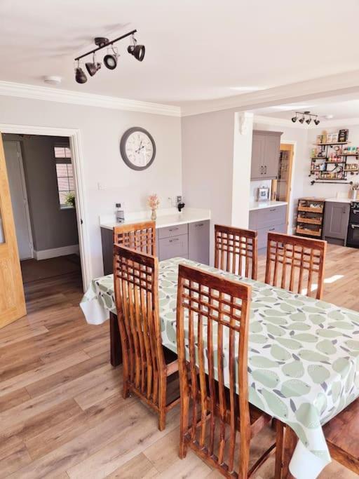 Stunning 5 Bedroom House On The River Wensum, Sleeps 19 Норвич Экстерьер фото