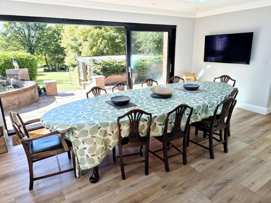 Stunning 5 Bedroom House On The River Wensum, Sleeps 19 Норвич Экстерьер фото