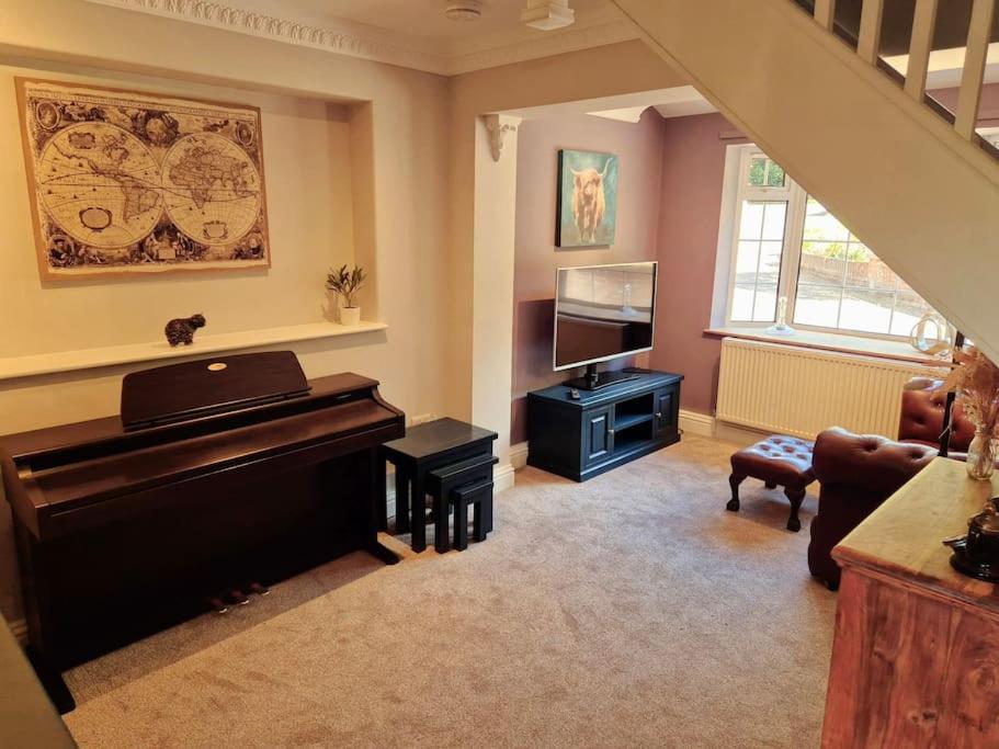 Stunning 5 Bedroom House On The River Wensum, Sleeps 19 Норвич Экстерьер фото