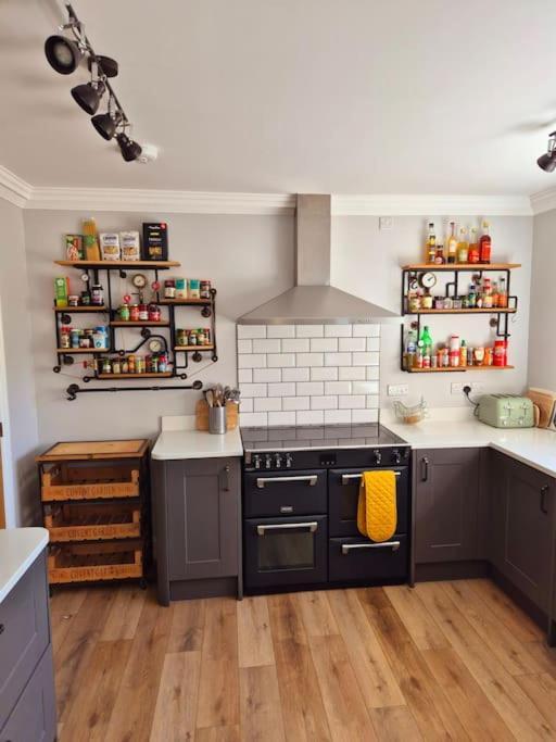 Stunning 5 Bedroom House On The River Wensum, Sleeps 19 Норвич Экстерьер фото
