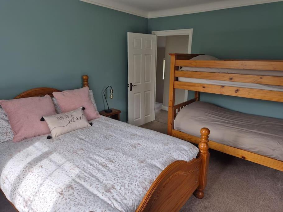 Stunning 5 Bedroom House On The River Wensum, Sleeps 19 Норвич Экстерьер фото