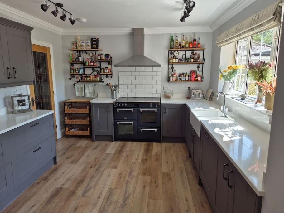 Stunning 5 Bedroom House On The River Wensum, Sleeps 19 Норвич Экстерьер фото
