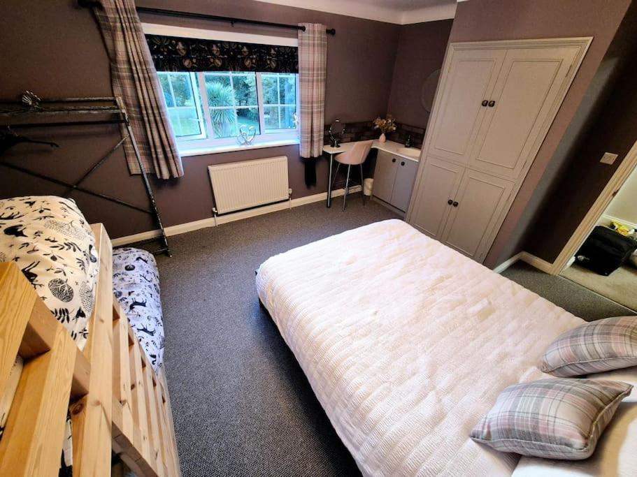 Stunning 5 Bedroom House On The River Wensum, Sleeps 19 Норвич Экстерьер фото
